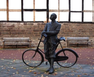 photo of sculpture of Edward Elgar